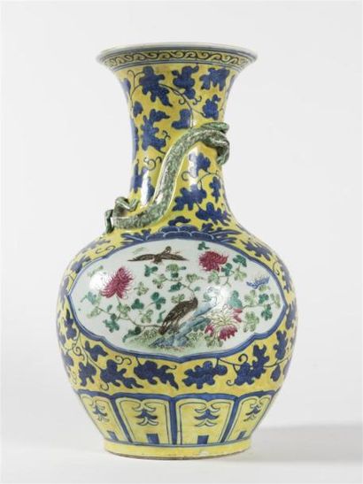 null Chine, Vase bouteille en porcelaine à fond jaune à décor en reserve de deux...