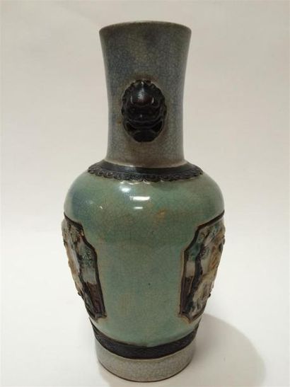 null CHINE vase en grès craquelé à décor en relief de motifs taoistes, marque
Ec...