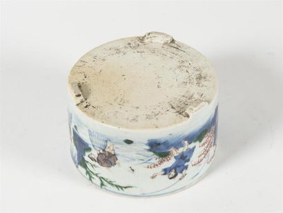 null CHINE Cache pot en porcelaine à décor de scène de pèche
Fèle 
H : 10 cm, D :...
