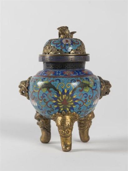 null CHINE vase tripode en bronze cloisonné à décor de chien de Fo
H : 18cm