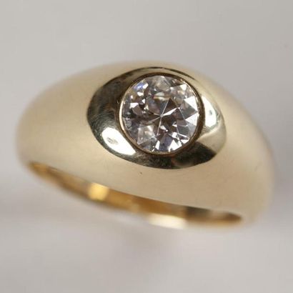 null Bague jonc anglais en or jaune (750) 18K sertie clos d'un diamant taille ancienne...
