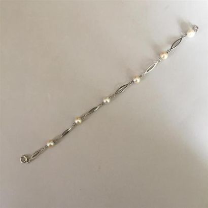 null Bracelet en or blanc (750) 18K maillons oblongues intercalés de perles de culture....