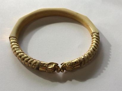 null Bracelet rigide en ivoire, rehaussé d'une torsade d'or jaune 18k (750), les...