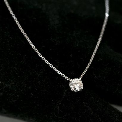 null Tour de cou en or gris (750) 18K, griffé d'un diamant, pesant environ 1,20 carat....