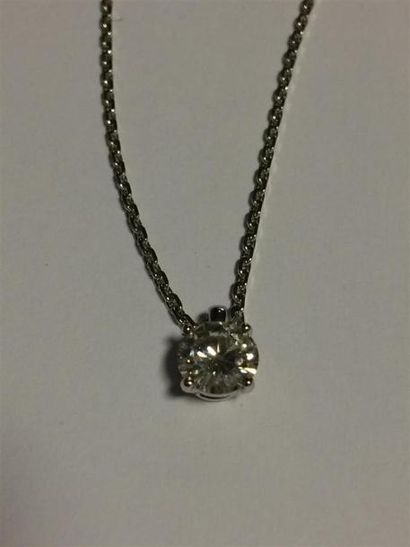 null Chaine en or gris maille forçat retenant un pendentif griffé d'un diamant taille...