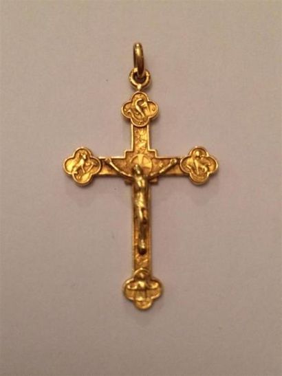 null Croix en or jaune 18 K (750). Poids : 3,20 g. AIGLE