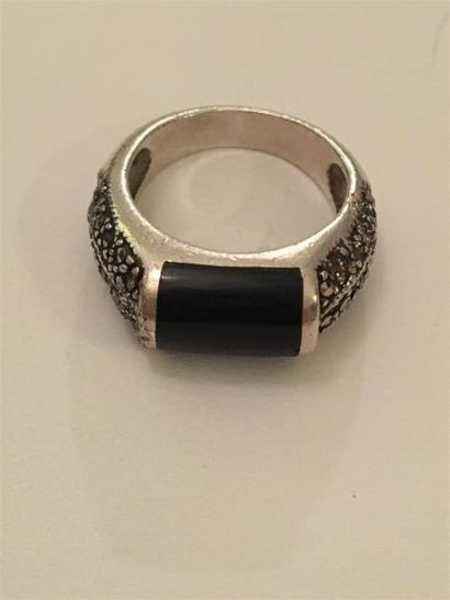 null Bague en argent montée d'une pierre noire et d'hématites (chocs) EXEMPTE