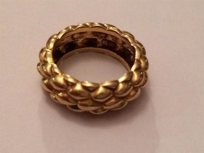 null CHAUMET Paris. Signé et numéroté 118404. Bague anneau en perle d'or jaune (750)...