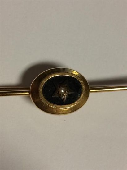 null Broche barette en or jaune (750) 18K ornée d'un onyx ovale avec étoile en applique....