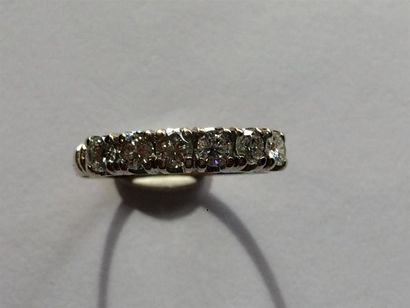 null Bague jarretière or blanc 18 K (750) griffée d'une suite de six diamants taille...