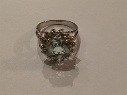 null Bague en or gris marguerite griffée d'une aigue marine entourée de diamants...