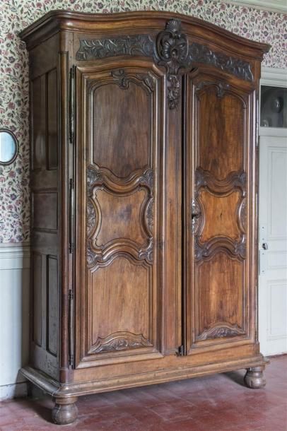 null Importante armoire en noyer sculpté ouvrant par deux vantaux 
Travail lyonnais...