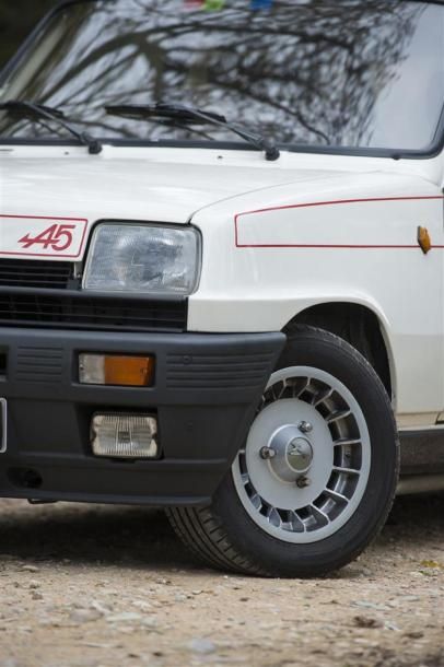 null RENAULT 5 ALPINE TURBO, 
1982, 
 118 000 km.
Blanche, bandes rouges, véhicule...