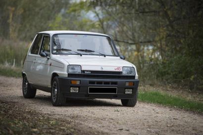 null RENAULT 5 ALPINE TURBO, 
1982, 
 118 000 km.
Blanche, bandes rouges, véhicule...