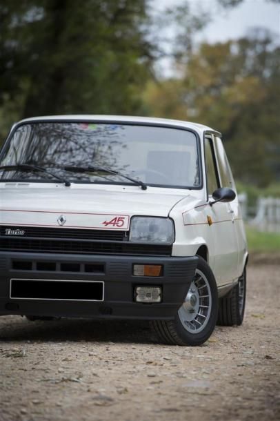 null RENAULT 5 ALPINE TURBO, 
1982, 
 118 000 km.
Blanche, bandes rouges, véhicule...