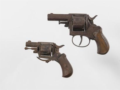 null Lot de deux révolvers :
Revolver à 5 coups
Mécanisme grippé
L : 16 cm
Revolver...