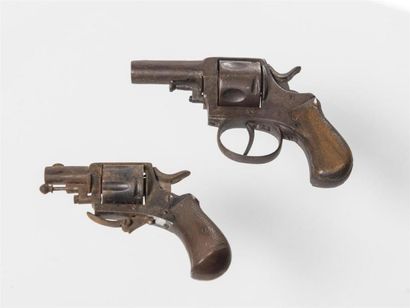 null Lot de deux révolvers :
Revolver à 5 coups
Mécanisme grippé
L : 16 cm
Revolver...