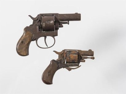 null Lot de deux révolvers :
Revolver à 5 coups
Mécanisme grippé
L : 16 cm
Revolver...
