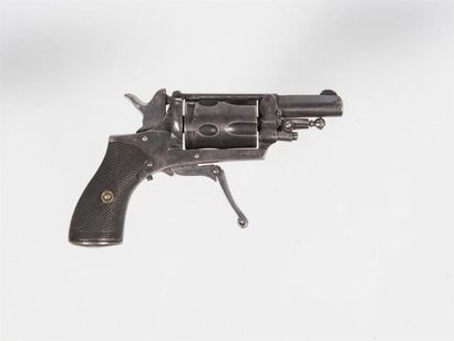 null Revolver Velodog dans un gousset en cuir marqué Vve Dechand, armes, 18 rue d'Algérie...