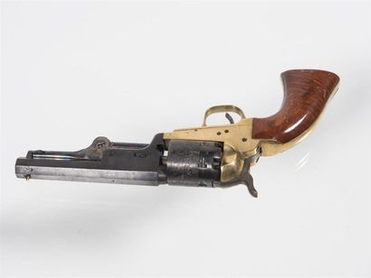 null Revolver à poudre noire
Barillet à 6 coups, marqué COLT Patent M° May 1843
Réplique...