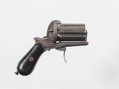 null Pistolet de type Mariette
Crosse en ébène
Canon à six coups