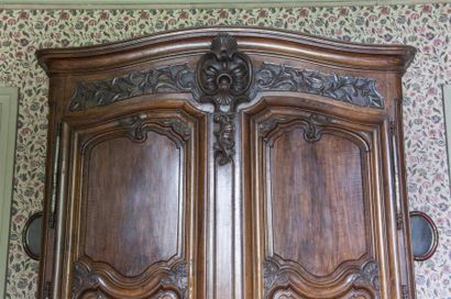 null Importante armoire en noyer sculpté ouvrant par deux vantaux 
Travail lyonnais...