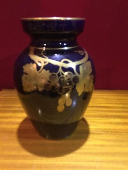 null SAINTE RADEGONDE, vase en porcelaine bleu de four décor doré 