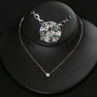 null Chaine en or blanc maille gourmette rhodiée, retenant un pendentif avec diamant...