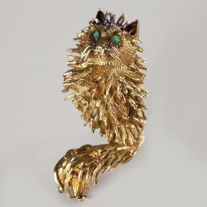 null Broche en or jaune 18k (750) figurant un chat aux yeux d'émeraudes. Poids :...