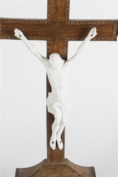 null Christ en biscuit de porcelaine avec une croix en bois marqueté XIXè époque...