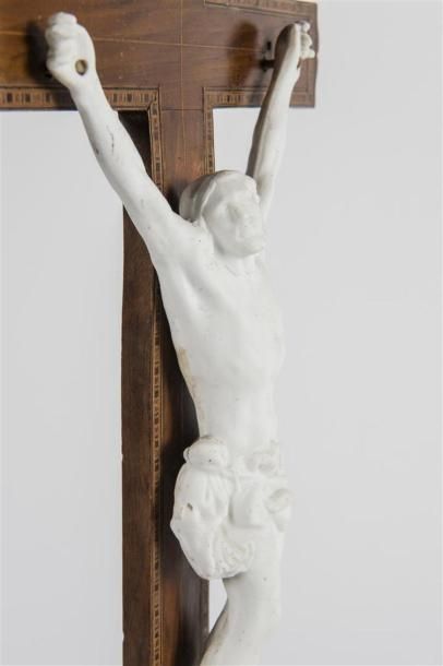null Christ en biscuit de porcelaine avec une croix en bois marqueté XIXè époque...