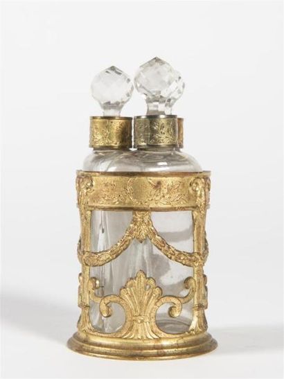 null Nécessaire à odeur en laiton et verre 
Epoque Napoléon II	
H : 8 cm
(accide...