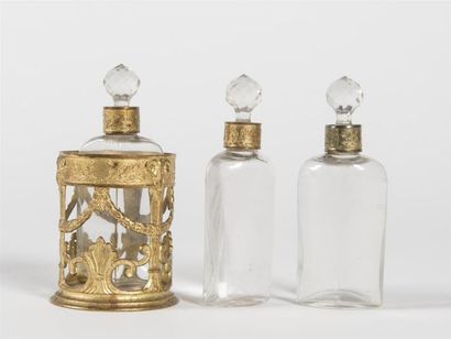 null Nécessaire à odeur en laiton et verre 
Epoque Napoléon II	
H : 8 cm
(accide...