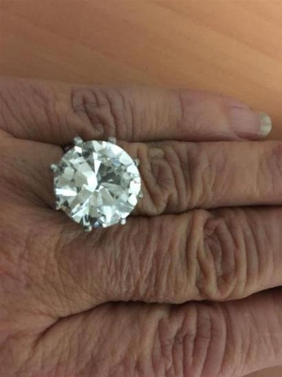 null Diamant solitaire taille moderne de 10,40 carats, monture débris, accompagné...
