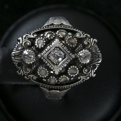 null Bague en or 18K (750) et argent, corbeille ovale courbe, centrée d'un losange...