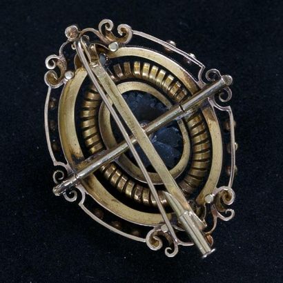 null Broche en or jaune 18 K (750) de forme ovale ajourée, motif central de demi...