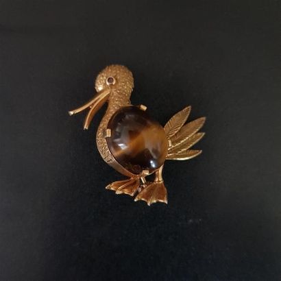 null Broche représentant un oiseau en or jaune (750) 18K et cabochon oeil de tigre...