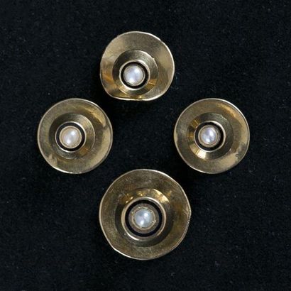 null Quatre boutons de col en or jaune 18 K (750) de forme cylindrique, centrés d'une...