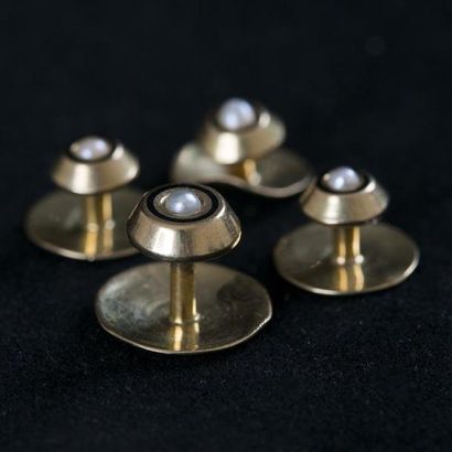 null Quatre boutons de col en or jaune 18 K (750) de forme cylindrique, centrés d'une...