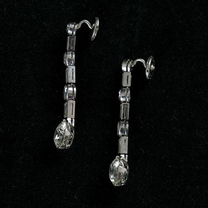 null Paire de pendant d'oreilles en or blanc 18 K (750), ligne de 3 diamants baguette...