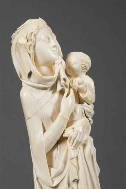 null Importante Vierge à l'Enfant de style gothique en ivoire sculpté 
Travail fin...