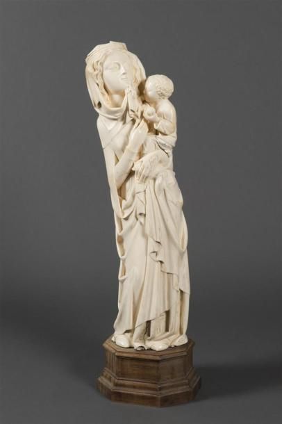 null Importante Vierge à l'Enfant de style gothique en ivoire sculpté 
Travail fin...