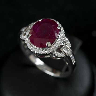 null Bague en or blanc, griffée d'un rubis traité ovale de 4,40 carats environ bordé...