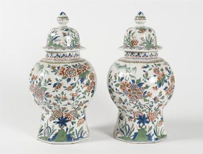 null DELFT, paire de vases couverts en faïence polychrome XVIIIe
H: 43 cm