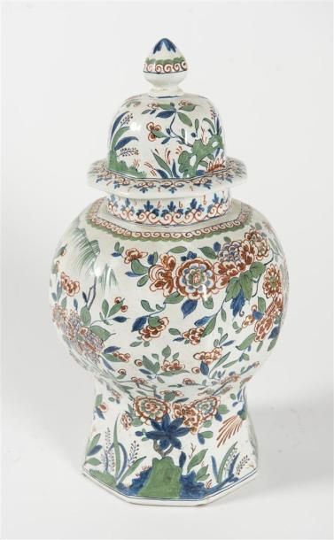 null DELFT, paire de vases couverts en faïence polychrome XVIIIe
H: 43 cm