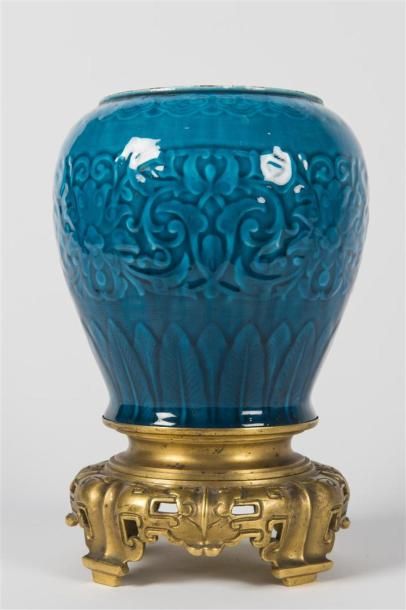 null Théodore DECK (1823-1891) 
Deux vases japonisant à corps ovoïde en céramique...