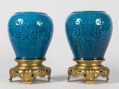 null Théodore DECK (1823-1891) 
Deux vases japonisant à corps ovoïde en céramique...