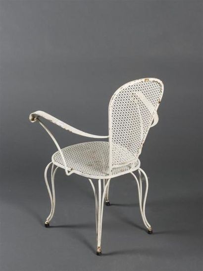 null RENÉ PROU (1889-1947) Attribué à
Chaise en fer forgé et métal perforé laqué...