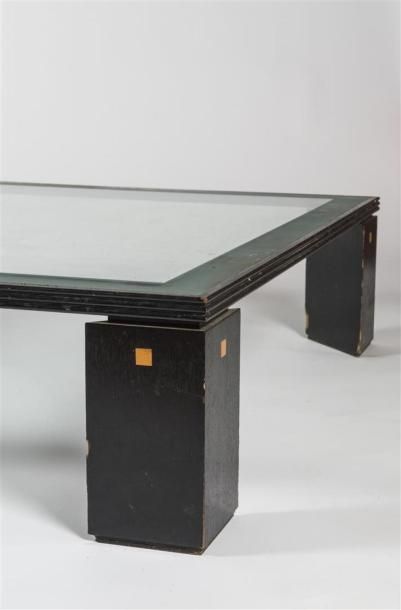 null LIGNE ROSET
Table basse à quatre pieds triangulaires
D'où repose une plaque...