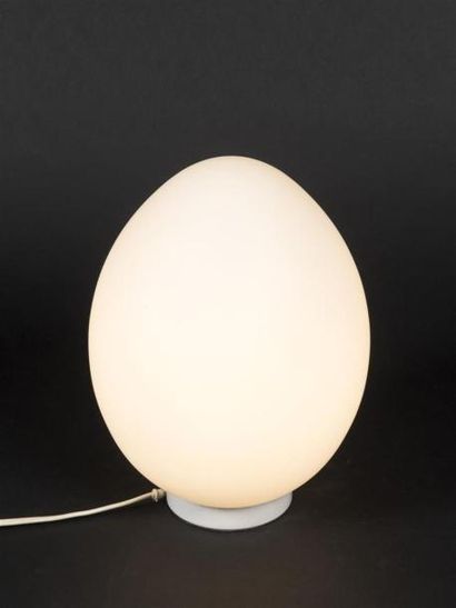 null FONTANA ARTE (Dans le goût de )
Lampe de table en forme d'oeuf en opaline blanche...